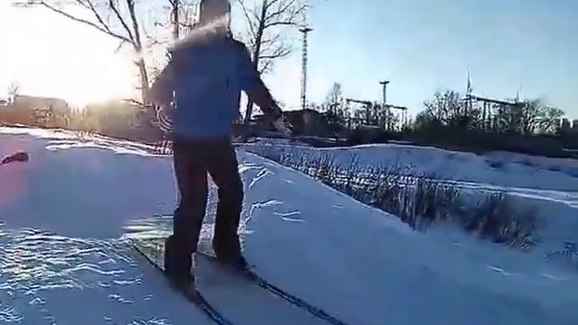 Опасный спуск на лыжах