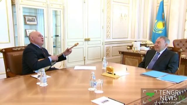 Акын исполнил песню на слова Назарбаева