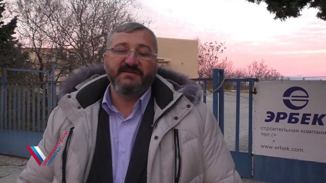 В Алуште неизвестные  разгружают строительный материал  на территорию турецкой фирмы