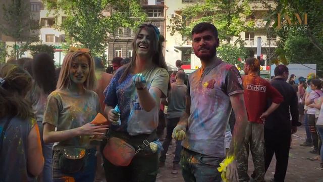 В Ереване танцевали на улицах и засыпали друг друга цветными красками