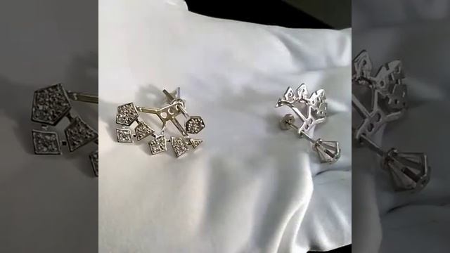 Женские серьги по мочке уха из белого золота с бриллиантами на винтовом замке. Вес 4,5 гр.