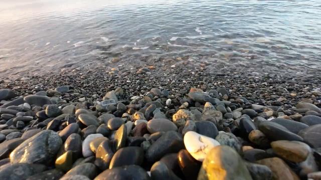 Легкая расслабляющая музыка и утреннее море.