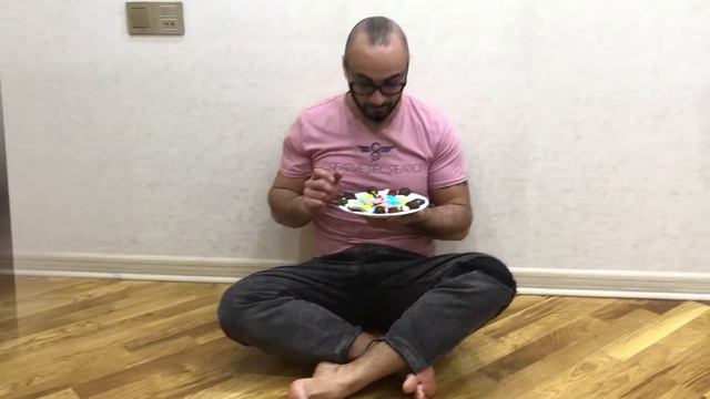 Папа не хочет делится шоколадом. Убирай игрушки и получишь шоколад
