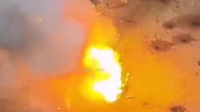 Уничтожения Т-80БВ вСУ ударом FPV дрона Спарты с последующим выгоранием боекомплекта.