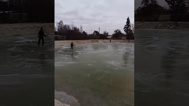 Каток на пруду