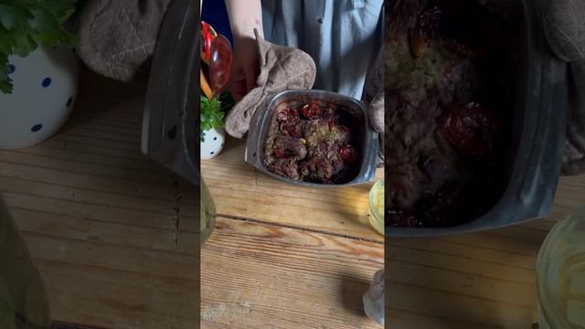 Мясо тушеное с соленым огурцом