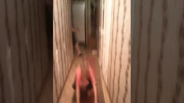 Малчик неумеет делать кувырок