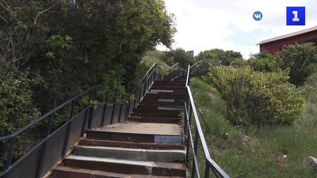 Жители Качи своими силами отремонтировали лестницу к пляжу