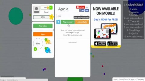 Как маленькие дети играют на компьютере.Маленький мальчик играет в агарио.