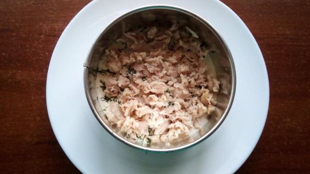 Салат с консервированным тунцом и рисом