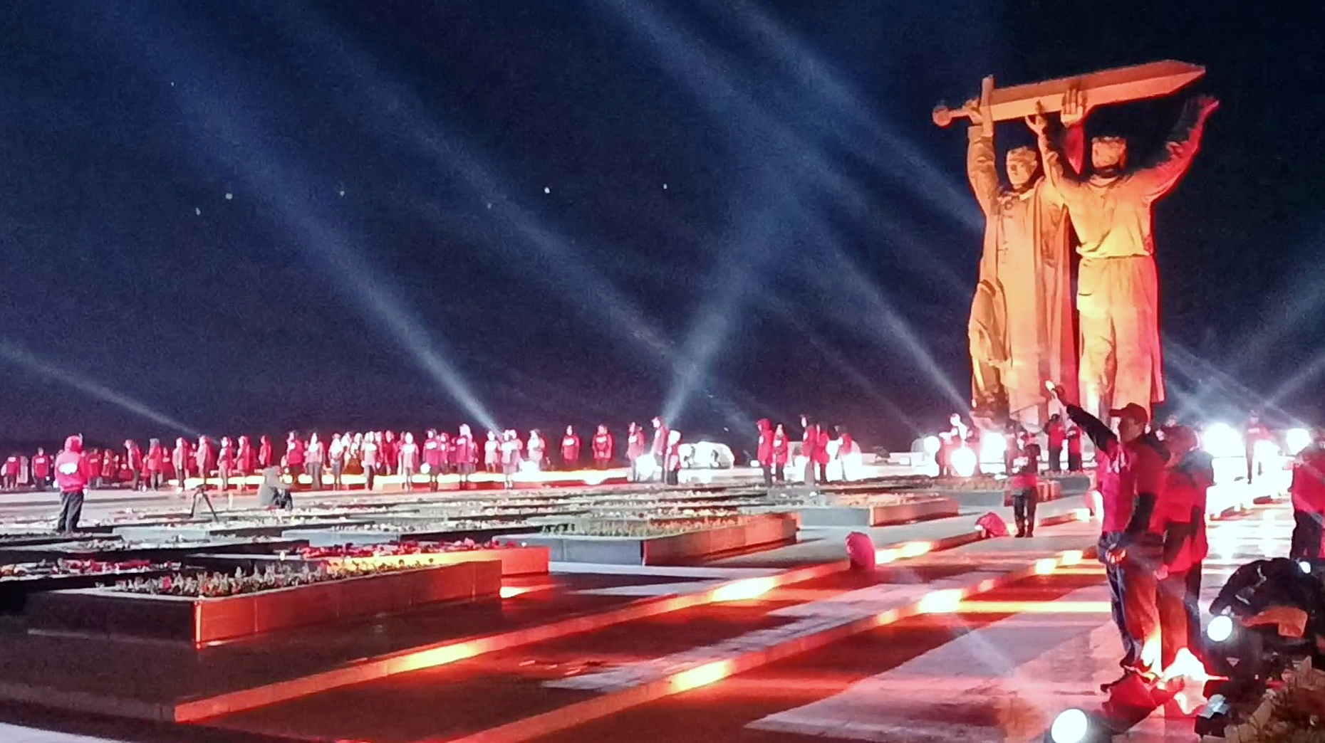 Магнитогорск, праздничный фестиваль в честь дня Победы, у монумента Тыл-Фронту, 9 мая 2024 года