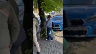 Люди отбивают мужчину в ТЦК в Киевской области