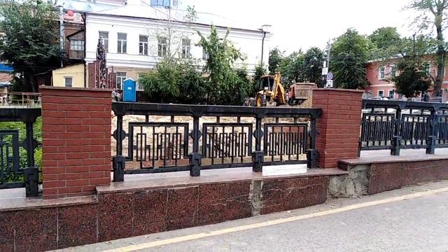 Воронеж - 5 Июня, Восстановление стены у Каменного моста после сильного ливня.