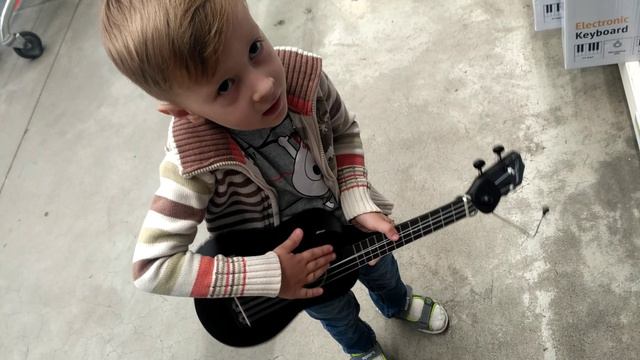 Андрюшка играет с маленькой гитарой