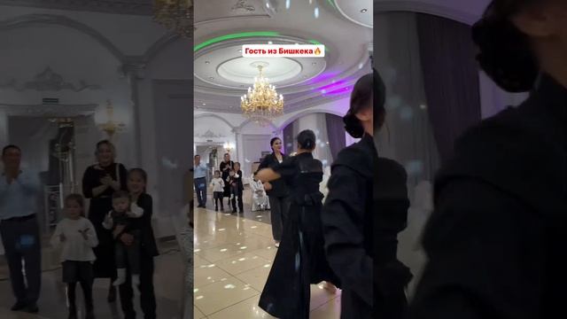 Айбыый???Бішкектен келген қыз аяқ киімін шешіп тұрып жұлқынып биледі #бижарыс #тамада