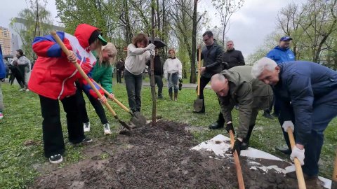 Жители Реутова высадили деревья в парке «Фабричный пруд» 27.04.2024