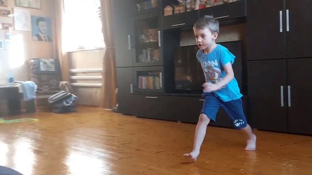 Учимся делать эпичный кувырок из стойки на руках!