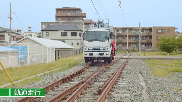 В арсенале японских железнодорожников появился гигантский робот на подъемнике.