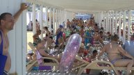Крым. Чё, глянем сколько народа на пляжах?