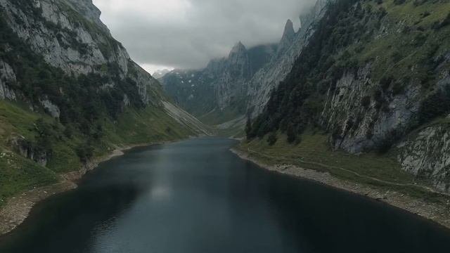Vue aérienne des montagnes rocheuses - Clip Vidéo Libre de Droit