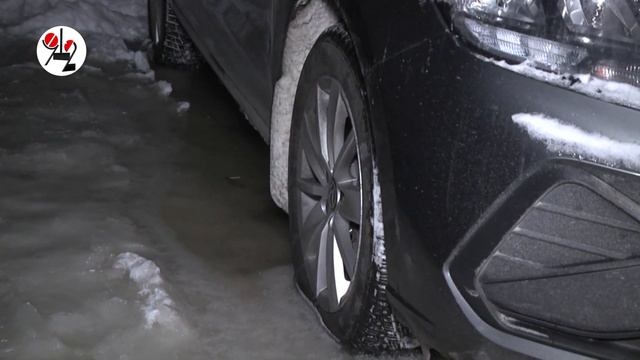 За ночь парковку сковал лёд