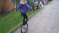 Николь на одноколёсном велосипеде