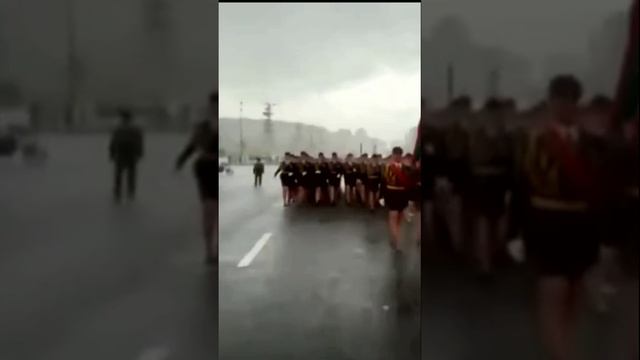 Женщины маршируют на параде во время дождя