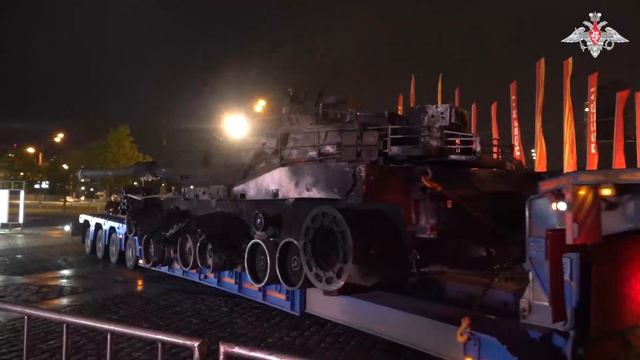 На выставку Минобороны России на Поклонной горе доставили танк M1 Abrams и штурмовую инженерную маши