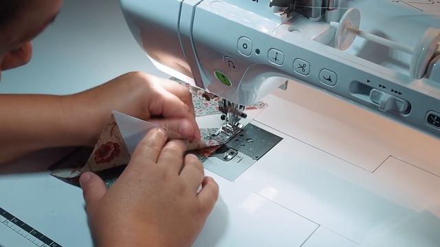 Patchwork placemat for beginners in patchwork sewing. Half Square 4,5" Ruler. Moda Fabrics