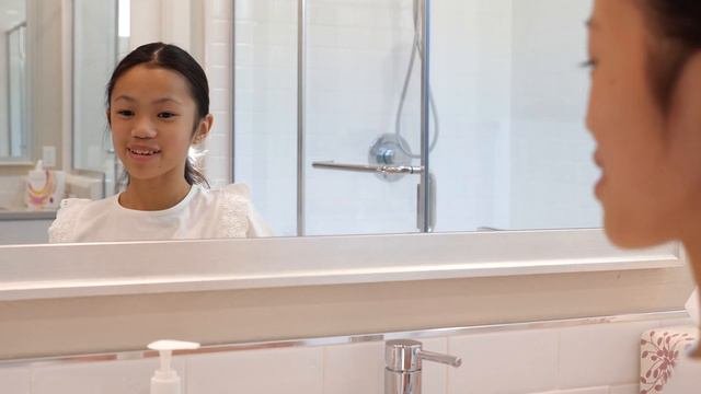 Violet shows you how to insert and remove your MiSight 1 day contact lenses