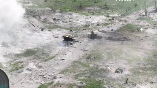 Работа Российского танка по позициям в Белгоровке под непрекращающийся огонь противника и атаки ФПВ.