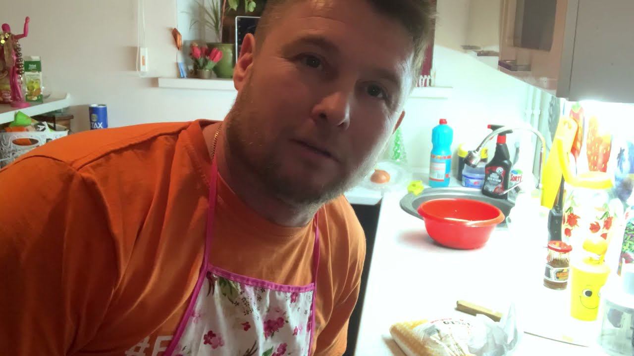 Олег хозяйничает на кухнесжёг все к черту