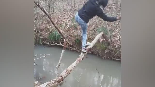 Видео прикольных падений