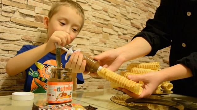 НУТЕЛЛА И ЭМЕМДЕНС В ВАФЕЛЬНЫХ ТРУБОЧКАХ ГОТОВИМ ДОМА NUTELLA AND AMENDES