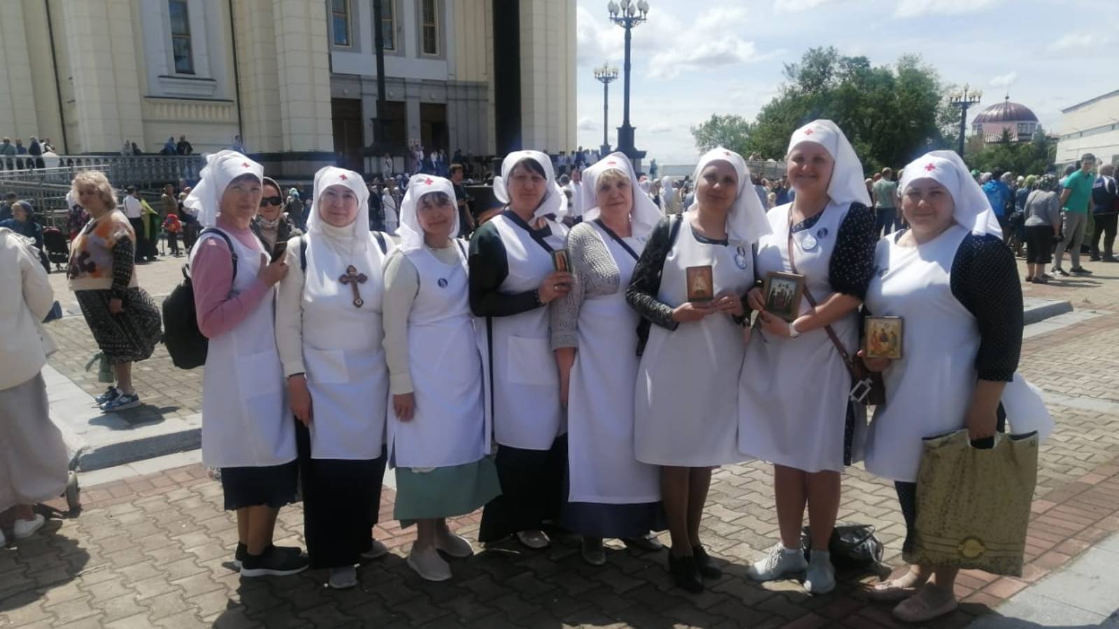 Сестры милосердия прошлись Крестным Ходом в день Святой Троицы