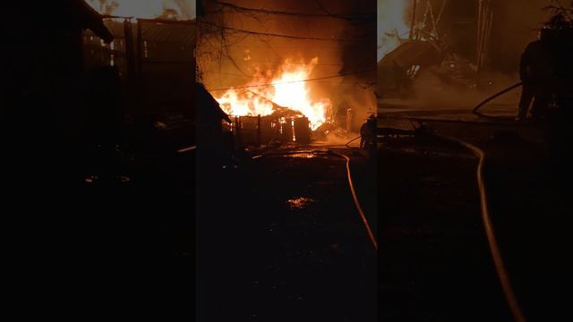 Горит дом! Пожар ночью в Ярославской области.