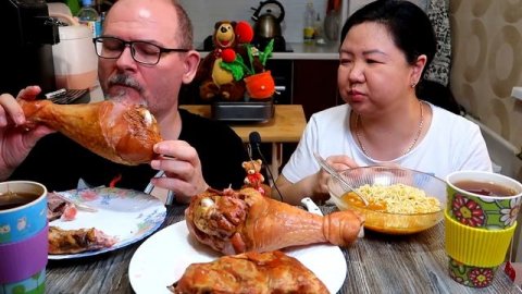 Мукбанг лапша и 2 ножки индейки / Mukbang noodles and 2 turkey legs