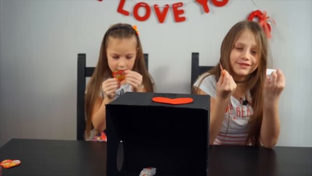 ЧТО В КОРОБКЕ ЧЕЛЛЕНДЖ НА 14 ФЕВРАЛЯ ПОДАРИЛИ ПАУЧКА ИЛИС | YELLIES SPIDER VALENTINE DAY
