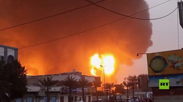 اندلاع حريق ضخم عقب غارات جوية إسرائيلية عنيفة على مدينة الحديدة غربي اليمن