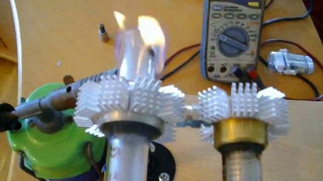 Alpha A Stirling-Balance Ross yoke-Neodymium generator-Glass pistons.MOV