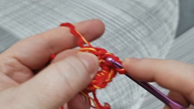 А из остатков пряжи я связала интересный коврик под елочку! ???
