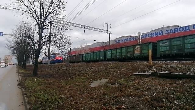 2ЭС5К "синий" трансоил проезжает с цестернами