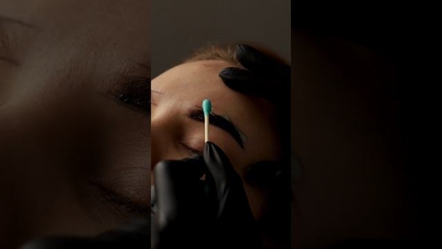 Процесс перманентного макияжа бровей