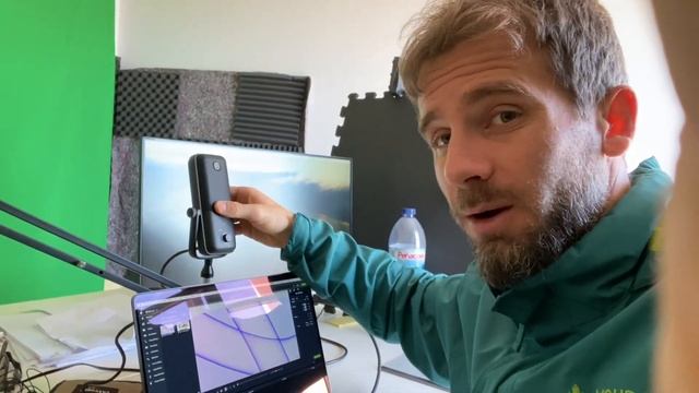 Comparing a $2700 euro Macbook Pro with a $180 USB Mic