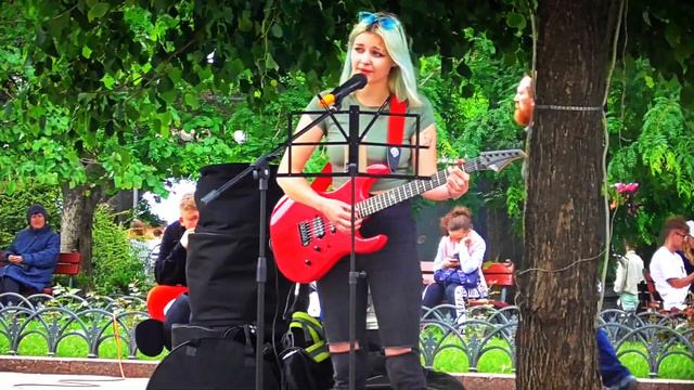 Одесса, Дерибасовская, девушка с гитарой / Odessa, Deribasovskaya st, girl with a guitar