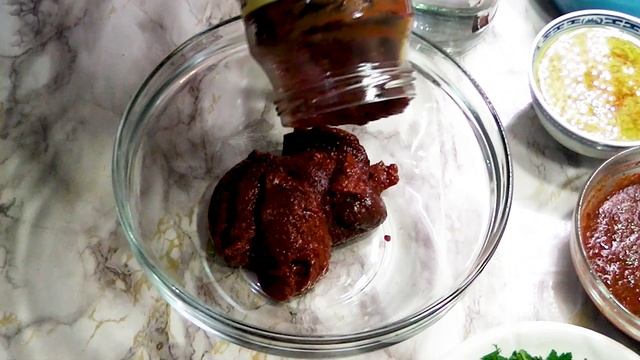 Пикантный, ароматный соус с зеленью из томатной пасты.