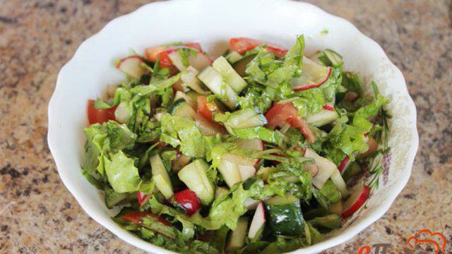 Салат из помидоров зелени и редиса