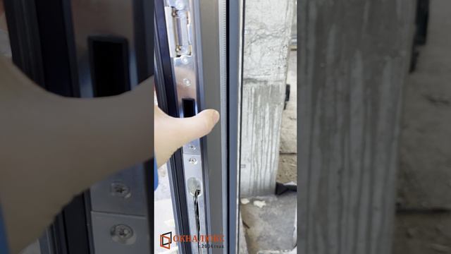 Алюминиевая Алютех входная штульповая дверь с запорным замком установленная в Севастополе. Окналюкс