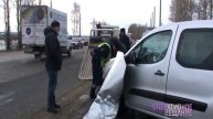 Иномарка влетела в бетонную опору на ЮЗОД