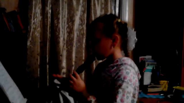 девочка Варя играет на флейте.